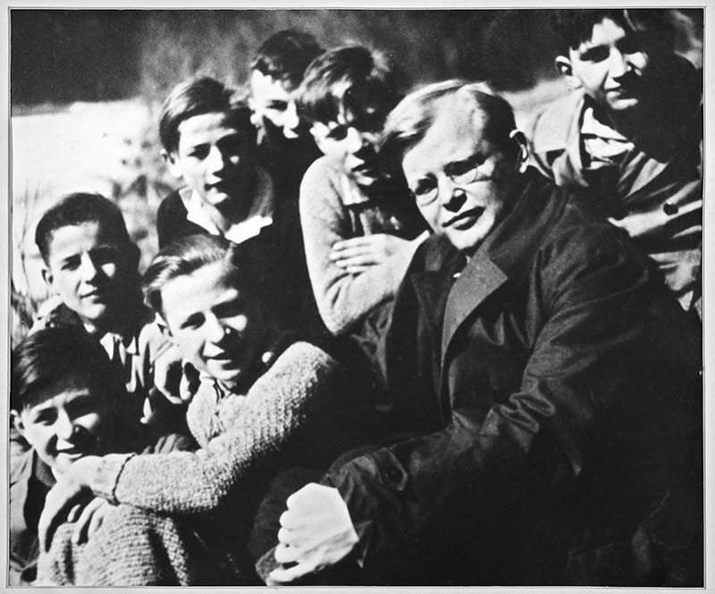 Dietrich Bonhoeffer mit Konfirmanden (Zionsarchiv)